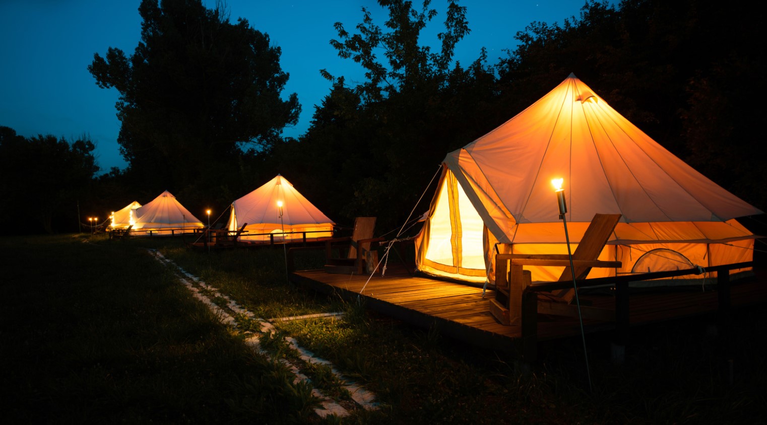 Tendas de glamping Saiba como é que revolucionaram o campismo de luxo