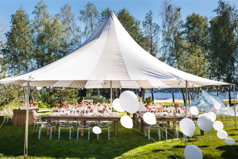 organize a sua celebração de sonho numa tenda para festas